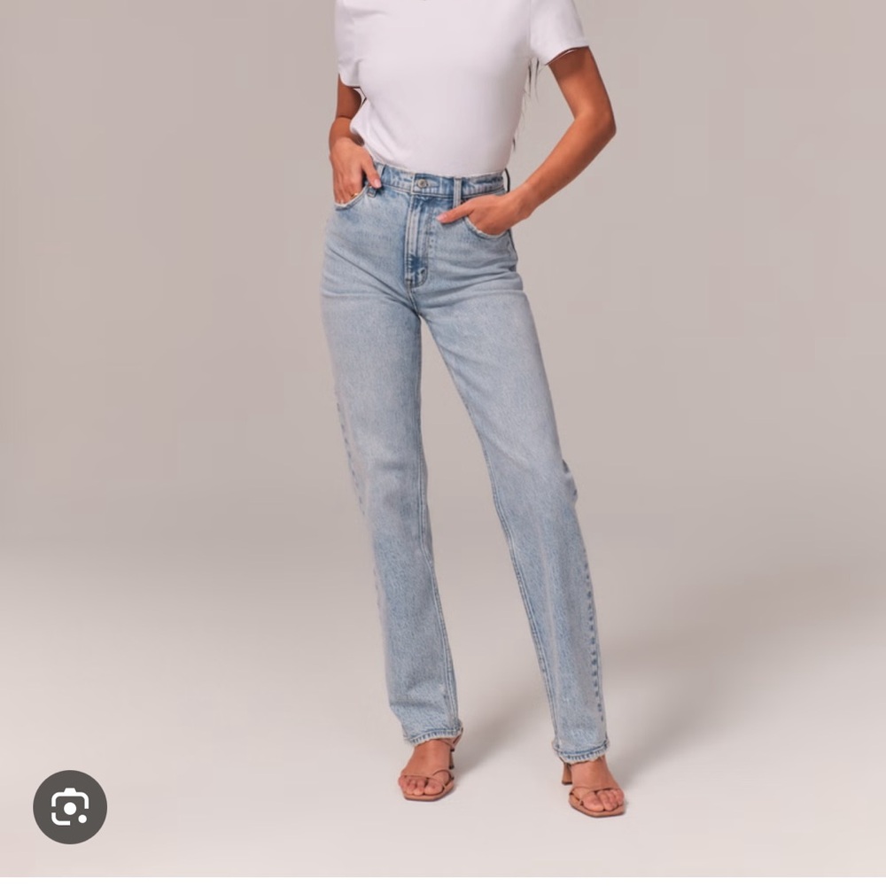 Abercrombie Ultra High Rise 90s Straight Jean in Light Wash